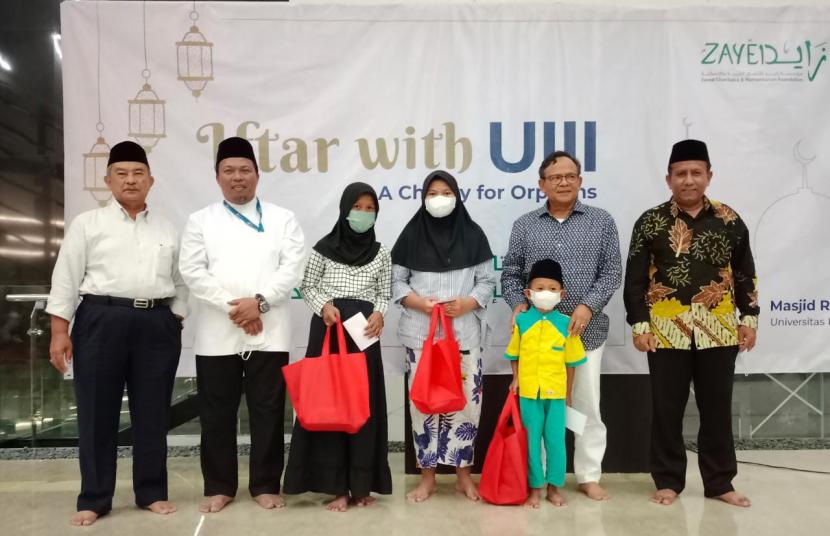 Rektor Universitas Islam Internasional (UIII) Prof  Dr  Komaruddin Hidayat (kedua dari kanan) berfoto bersama para penerima santunan yatim.
