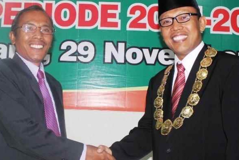 Rektor Universitas Islam Malang periode 2014-2018 Prof Masykuri Bakri (kanan).