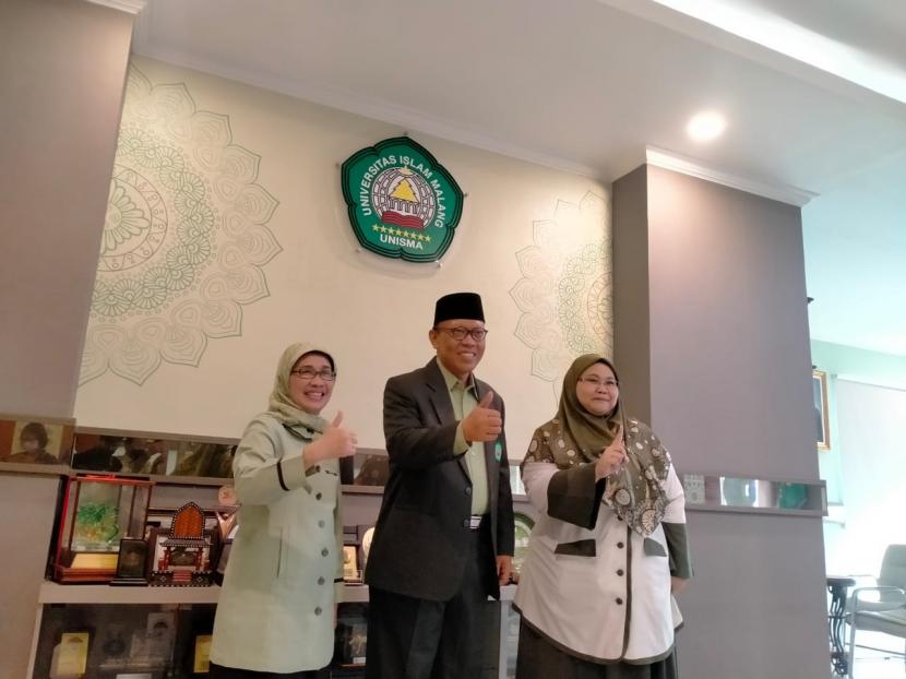 Rektor Universitas Islam Malang (Unisma), Prof Maskuri Bakri, memberikan keterangan pers mengenai prestasi mahasiswa Fakultas Kedokteran (FK) di Gedung Rektorat UNISMA, Kota Malang, Senin (27/6/2022). 