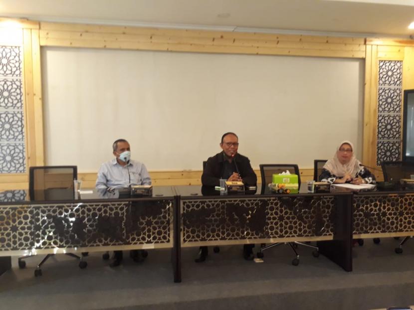 Rektor Universitas Islam Malang (Unisma), Profesor Masykuri (tengah) saat mengadakan pertemuan dengan berbagai media di Gedung Rektorat Unisma. 