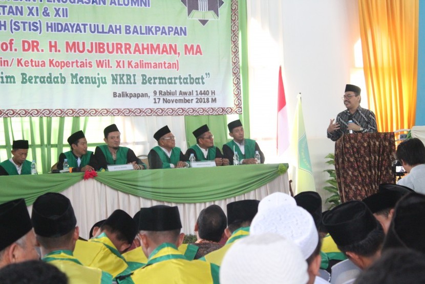 Rektor Universitas Islam Negeri Antasari Banjarmasin,  Prof Dr  Mujiburrahman, MA membawakan orasi ilmiah dalam rangkaian wisuda dan penugasan sarjana syariah Sekolah Tinggi Ilmu Syariah Hidayatullah Balikpapan. 