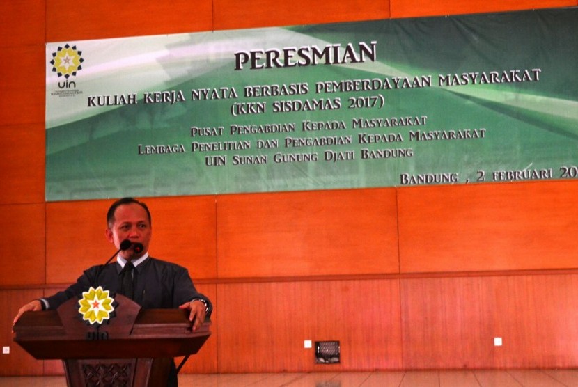 Rektor Universitas Islam Negeri Sunan Gunung Djati (UIN SGD) Bandung Prof Dr Mahmud meresmikan KKN Sisdamas 2017 di Aula Anwar Musaddad UIN Bandung, Bandung (2/2).