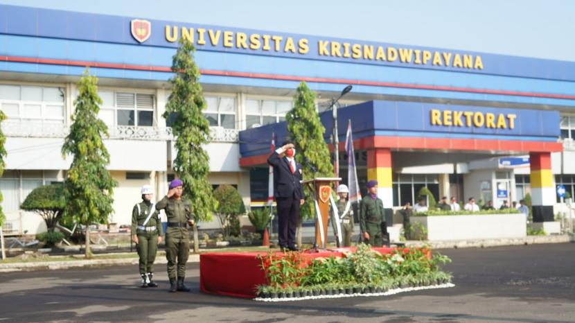 Rektor Universitas Krisnadwipayana (Unkris) Dr Ir Ayub Muktiono saat menjadi pembina upacara HUT kemerdekaan ke-77 RI di Kampus Unkris, Bekasi, Jawa Barat.