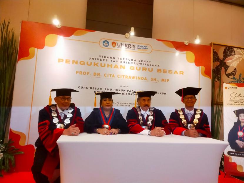  Rektor Universitas Krisnadwipayana (Unkris) Dr Ir Ayub Muktiono, Ketua Senat Unkris Prof Gayus Lumbuun, Gubes Hukum Unkris Prof Cita Citrawinda, dan Ketua Senat FH Unkris Prof Iman Santoso (dari kanan ke kiri).