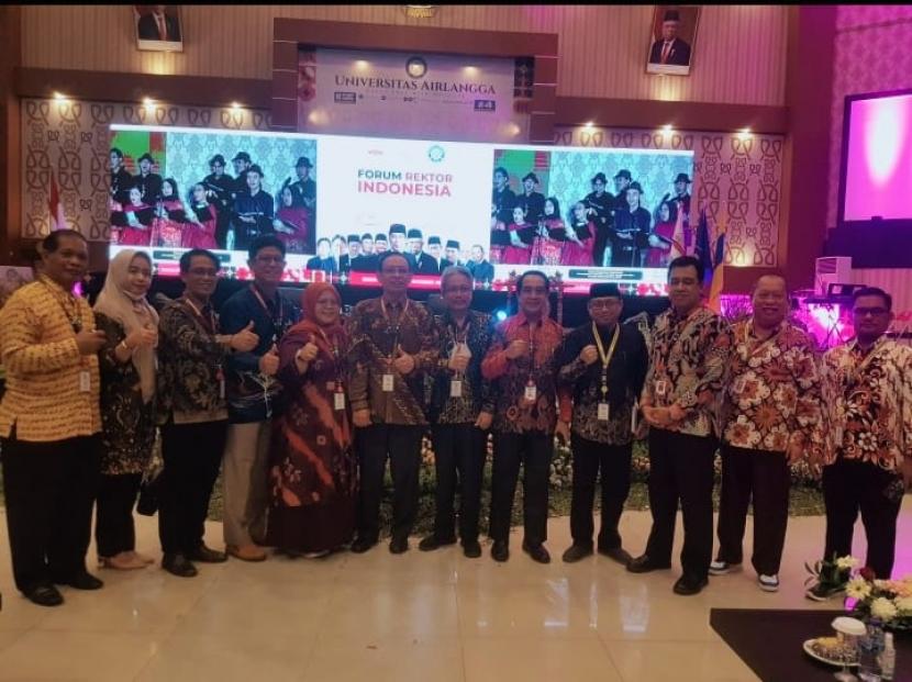  Rektor Universitas Krisnadwipayana (Unkris) Dr Ir Ayub Muktiono (empat dari kiri) bersama sejumlah rektor/pimpinan perguruan tinggi lain pada acara konferensi Forum Rektor Indonesia (FRI) 2022 di Unair Surabaya.