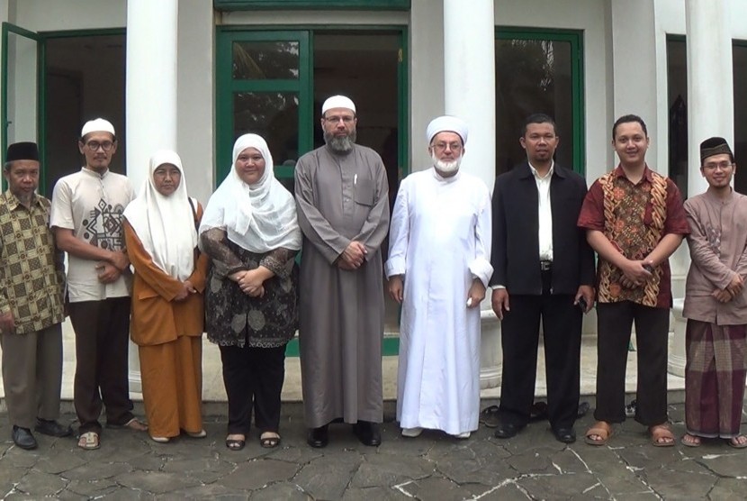 Rektor Universitas Kulliya Dakwah Lebanon bersama pimpinan Yayasan Sahid Husnul Khatimah. 