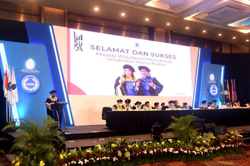 Rektor Universitas Mercu Buana Prof. Dr. Andi Adriansyah, M. Eng.,  pada acara Wisuda Diploma ke-54, Sarjana ke-58 dan Magister ke-45 Tahun Akademik 2022/2023.