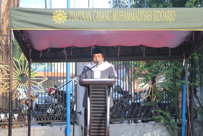 Rektor Universitas Muhammadiyah Jakarta (UMJ) Prof. Dr. Mamun Murod, M.Si., menjadi khotib salat idulfitri yang digelar Pimpinan Cabang Muhammadiyah (PCM) Sidoardjo di Komplek Perguruan Muhammadiyah Sidoarjo, Jalan Mojopahit 666B, Rabu (10/4/24).