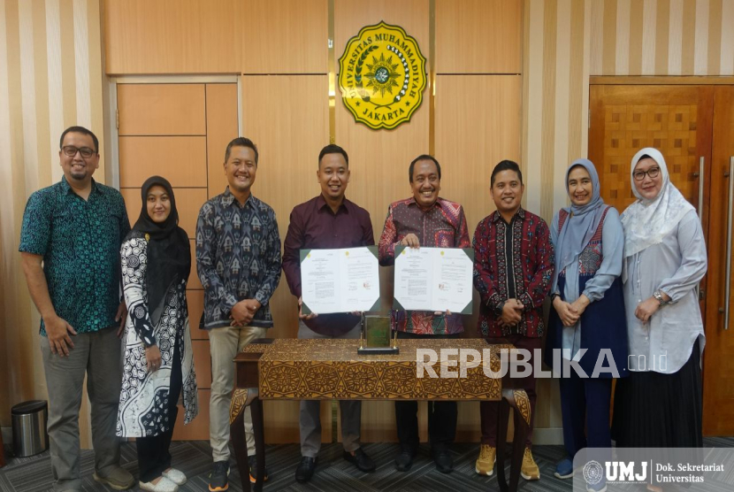 Rektor Universitas Muhammadiyah Jakarta (UMJ) Prof MA mun Murod Al-Barbasy dan Direktur Utama Muhammadiyah Software Labs (LabMu) Asad Fatchul imi, menandatangani perjanjian kerja sama di Ruang Rektor, Lantai 2 Gedung Muhammadiyah Civilization Center, Rabu (13/11/2024).