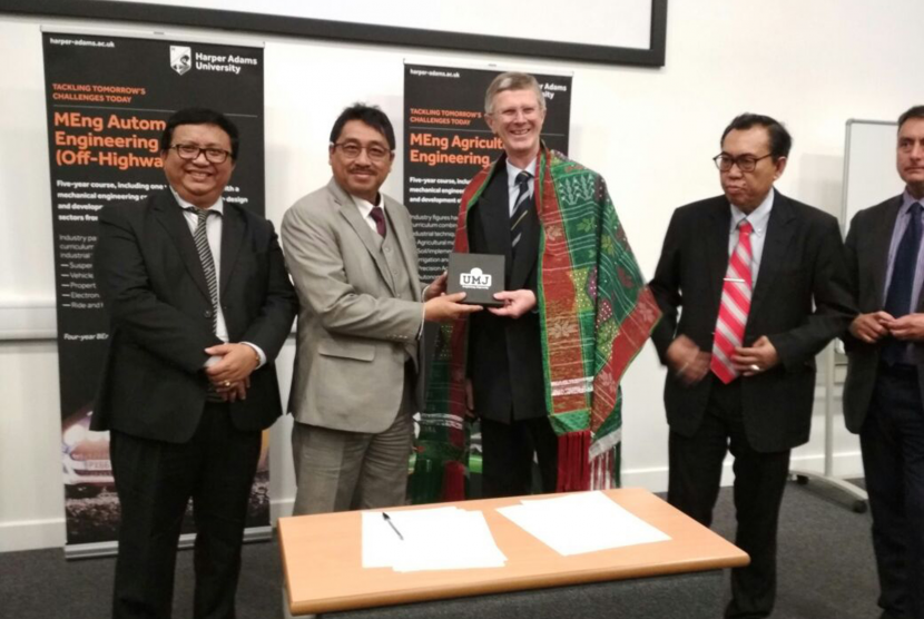Rektor Universitas Muhammadiyah Jakarta (UMJ) Syaiful Bakhri melakukan kunjungan kerjasama ke empat kampus di Inggris. 