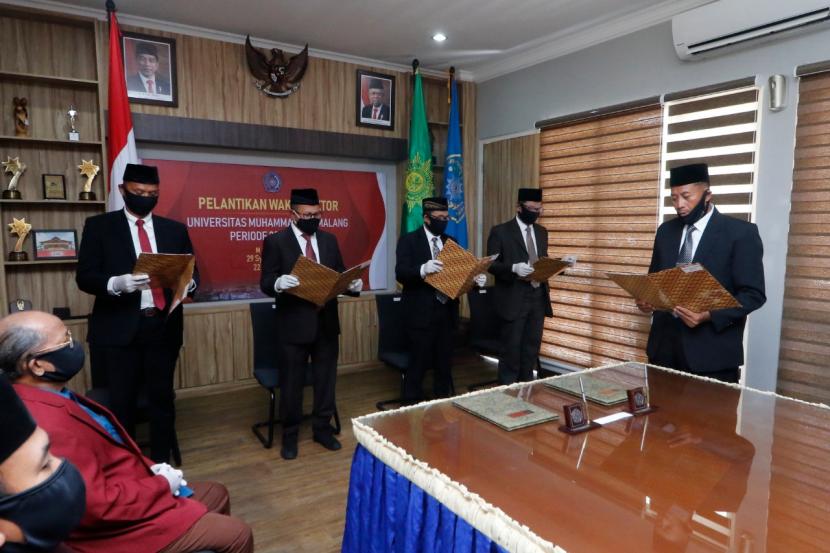 Rektor Universitas Muhammadiyah Malang (UMM), Fauzan (kanan), mengukuhkan Wakil Rektor (Warek) baru masa jabatan 2020-2024. 