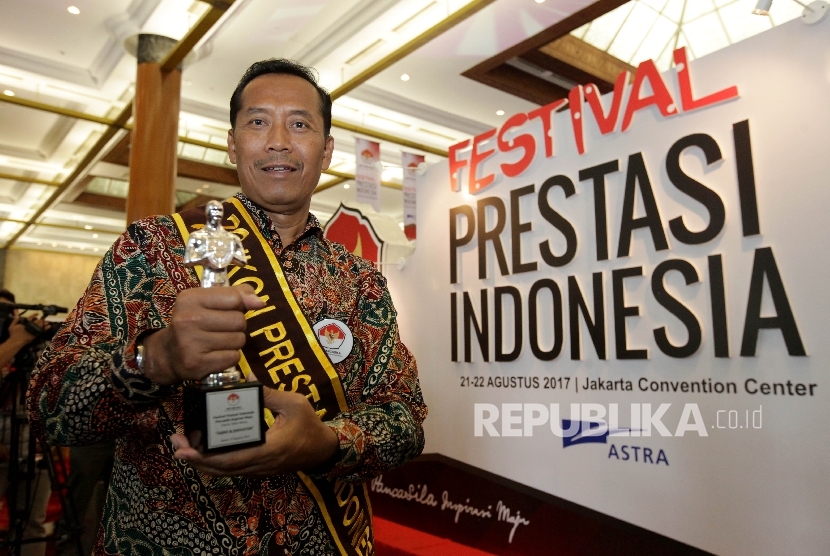 Rektor Universitas Muhammadiyah Malang (UMM), Dr Fauzan pada menerima penghargaan Ikon Prestasi Indonesia dalam acara Festival Prestasi Indonesia di Jakarta Convention Center, Jakarta, Senin (21/8). 