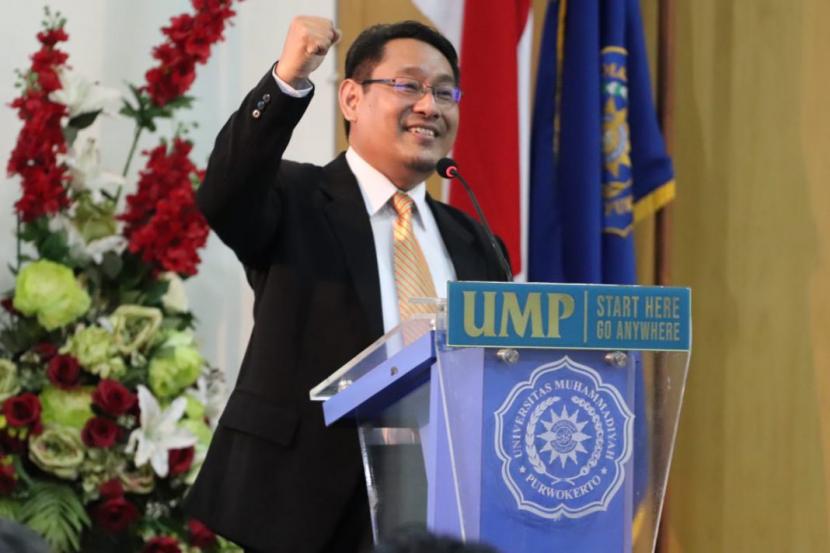 Ospek UMP Digelar Daring, Rektor Jamin Tetap Seru. Rektor Universitas Muhammadiyah Purwokerto (UMP) Anjar Nugroho.
