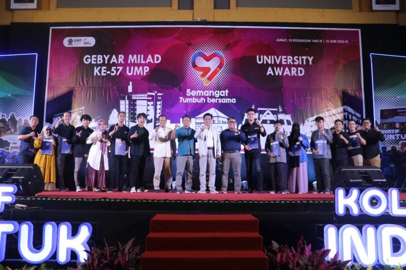 Rektor Universitas Muhammadiyah Purwokerto (UMP) Banyumas, Jawa Tengah secara resmi memberikan bonus kepada mahasiswa berprestasi dengan total sebesar Rp 65 juta.