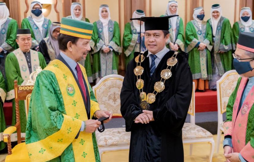 Rektor Universitas Muhammadiyah Purwokerto (UMP) Dr Jebul Suroso menjadi pembicara pada kuliah umum di Universiti Islam Sultan Sharif Ali (UNISSA) Brunei Darussalam, Selasa (30/8/2022). 