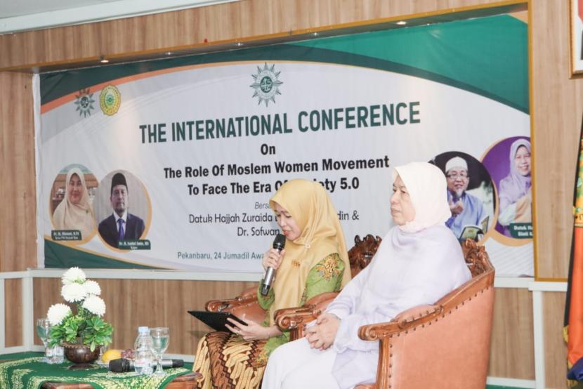 Rektor Universitas Muhammadiyah Riau (Umri) Saidul Amin menghadiri Konferensi Internasional tentang peran gerakan perempuan muslim menghadapi era masyarakat 5.0 yang ditaja oleh Pimpinan Wilayah Aisyiyah Riau di Aula Kampus Umri Jalan Tuanku Tambusai, Jumat pagi (8/12/2023). 
