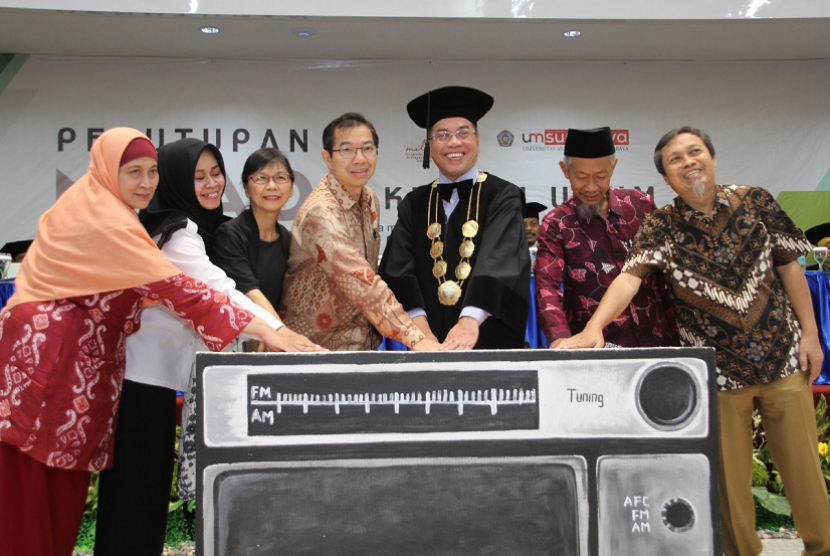 Rektor Universitas Muhammadiyah Surabaya Sukadiono (ketiga kanan) saat meresmikan pendirian UMSurabaya Creative Space (UCS) atau Co-Working Space. 