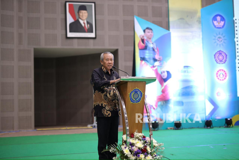 Rektor Universitas Muhammadiyah Surakarta (UMS) memberikan sambutan pada Turnamen Nasional 1 Tapak Suci UMS di Edutorium KH Ahmad Dahlan, UMS, Senin (27/1/2025). Turnamen akan berlangsung 27-30 Januari 2025. 