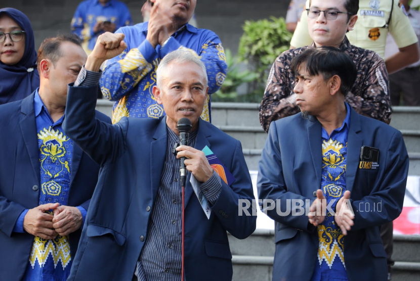 Rektor Universitas Muhammadiyah Surakarta (UMS), Prof Harun Joko Prayitno saat memberikan orasi terkait perkembangan dinamika situasi nasional di lapangan Gedung Induk Siti Walidah, UMS, Solo, Senin (1/9/2025).