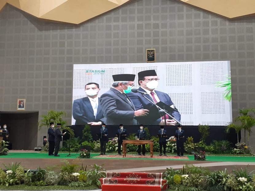 Rektor Universitas Muhammadiyah Surakarta (UMS), Sofyan Anif, melantik lima wakil rektor periode 2021-2025 di gedung Edutorium UMS, Solo, Jawa Tengah, Rabu (2/6). 