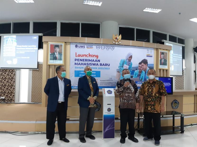 Rektor Universitas Muhammadiyah Surakarta (UMS), Sofyan Anif (kedua kanan) meluncurkan Penerimaan Mahasiswa Baru tahun akademik 2022/2023 di Gedung Induk Siti Walidah, kantor pusat UMS, Kabupaten Sukoharjo, Jawa Tengah, Rabu (1/12).