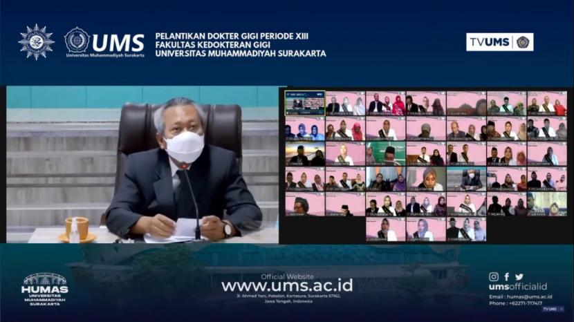 Rektor Universitas Muhammadiyah Surakarta (UMS) Sofyan Anif saat melantik 29 dokter gigi muda Fakultas Kedokteran Gigi (FKG) UMS secara virtual melalui aplikasi Zoom Meeting, Senin (28/12). 