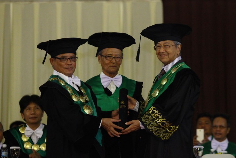 Rektor Universitas Muhammadiyah Yogyakarta (UMY) Prof Dr Bambang Cipto (kiri)