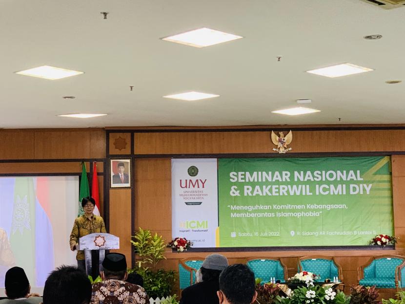  Rektor Universitas Muhammadiyah Yogyakarta (UMY) Prof Gunawan Budiyanto saat memberikan sambutan di acara Seminar Nasional dan Rakerwil ICMI DIY.