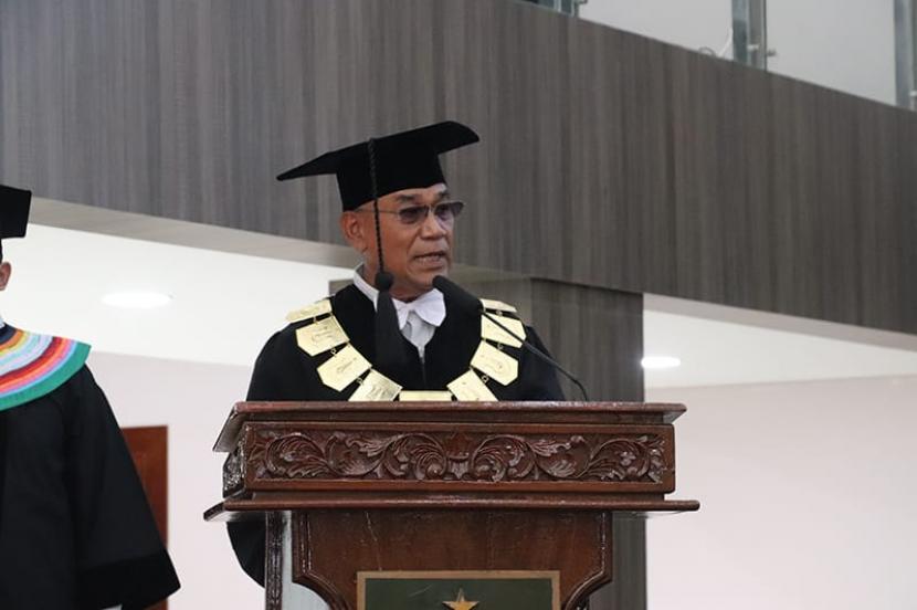 Rektor Universitas Nasional (Unas), Dr El Amry Bermawi Putera memimpin wisuda secara hibrid di Jakarta, Sabtu (26/6).
