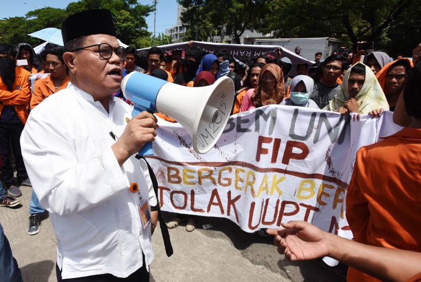 Rektor Universitas Negeri Makassar (UNM) Husain Syam mengambil langkah tegas memecat mantan satpam pelaku pelecehan seksual secara tidak hormat.