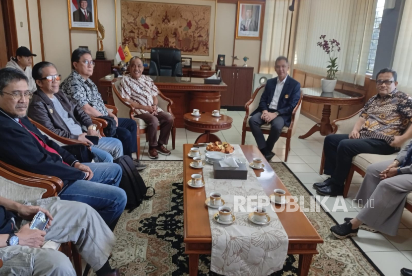 Rektor Universitas Padjadjaran (Unpad) Prof Arief Sjamsulaksan Kartasasmita Ph.D didampingi Dekan Fakultas Perikanan dan Ilmu Kelautan (FPIK) Unpad Prof Yudi Nurul Ihsan menerima sejumlah tokoh mendiskusikan seputar polemik KJA Pangandaran di gedung Rektorat Unpad, Bandung, Rabu (27/8/2025).