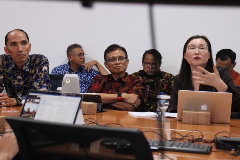 Rektor Universitas Paramadina Prof Didik J Rachbini (tengah, berbatik merah) dalam diskusi Islam dan demokrasi. Turut hadir antara lain, Prof Eunsook Jung dari University of Wisconsin.