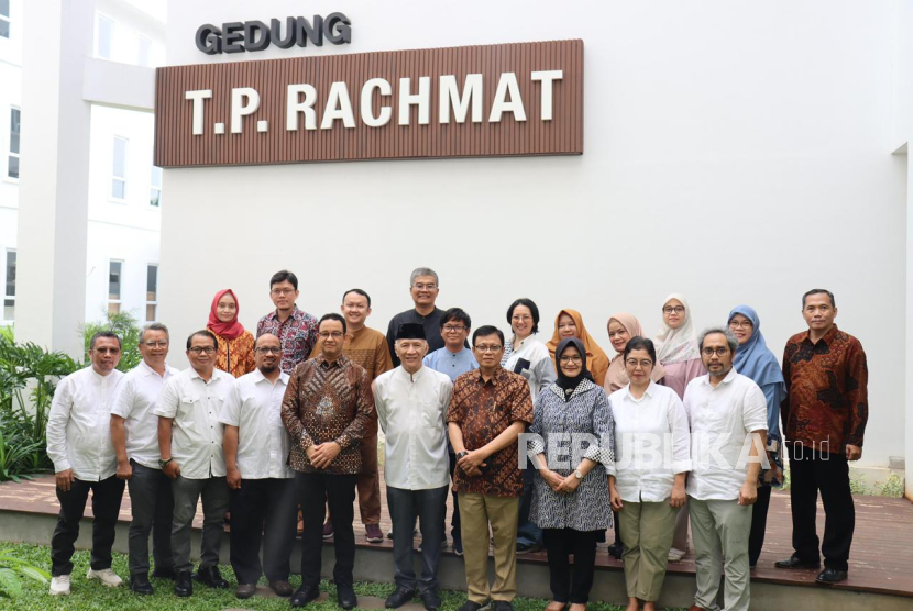 Rektor Universitas Paramadina Prof Didik J Rachbini (tengah) bersama para peserta sidang senat universitas, Jumat (9/5/2025).