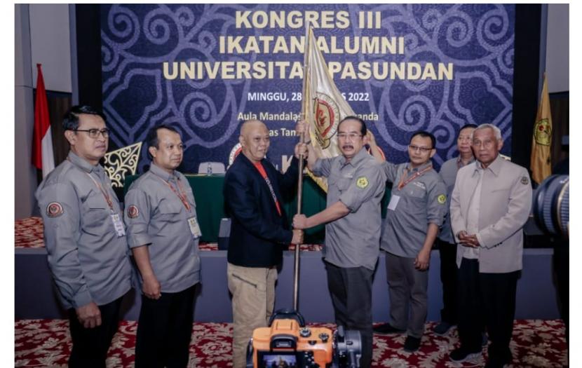 Rektor Universitas Pasundan Prof. Dr. Ir. H. Eddy Jusuf Sp, M.Si., M.Kom., IPU. terpilih secara aklamasi sebagai Ketua IKA Unpas masa bakti 2022-2027. Keputusan ini ditetapkan berdasarkan hasil Kongres III IKA Unpas, akhir pekan lalu.