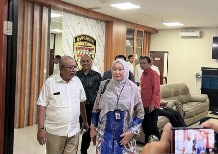 Rektor Universitas Riau (Unri) Prof Sri Indarti resmi mencabut laporan terhadap mahasiswanya sendiri di Mapolda Riau, Kota Pekanbaru, Senin (13/5/2024).