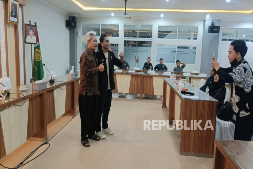 Rektor Universitas Sarjanawiyata Tamansiswa (UST) Yogyakarta, Prof Pardimin (kiri) bersama perwakilan mahasiswa berfoto bersama usai acara audiensi yang berlangsung penuh kekeluargaan di Ruang Senat UST, Yogyakarta, Selasa (19/8/2025).