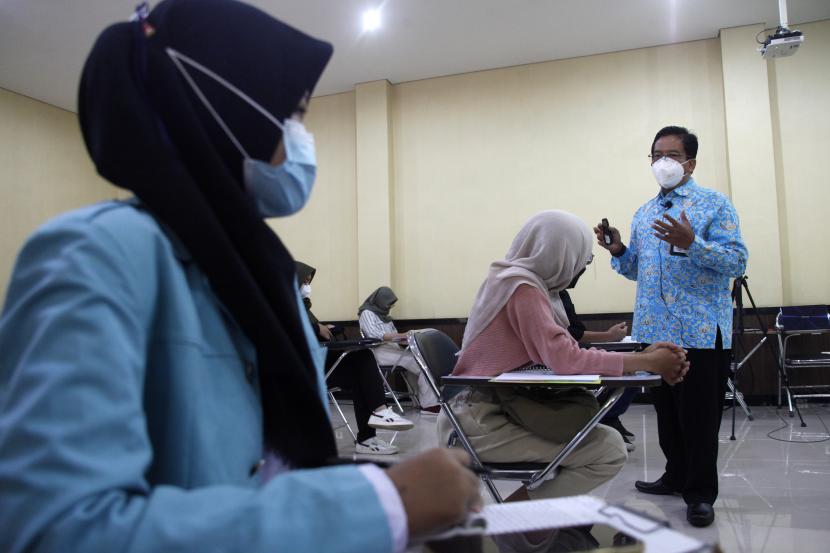 Rektor Universitas Sebelas Maret (UNS), Jamal Wiwoho (kanan) mengajar mahasiswa yang mengikuti Perkuliahan Tatap Muka (PTM) dengan melakukan protokol kesehatan di Fakultas Hukum kampus setempat, Solo, Jawa Tengah, Senin (6/9/2021). Guna mencegah penyebaran COVID-19, pihak UNS Solo resmi menggelar perkuliahan tatap muka secara terbatas dengan diikuti 30 persen jumlah mahasiswa dan menerapkan protokol kesehatan sesuai pedoman surat edaran Wali Kota Solo Gibran Rakabuming Raka tentang PPKM Level 3