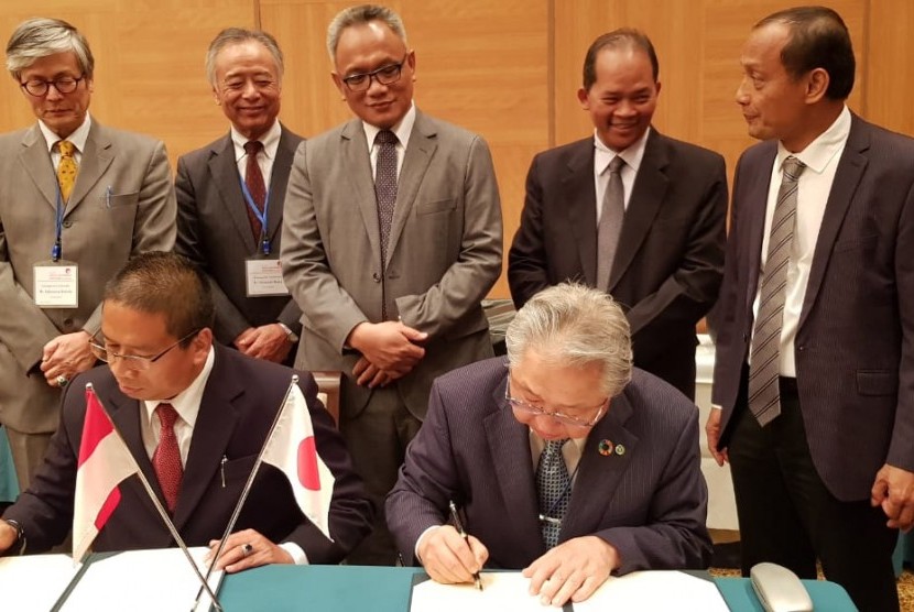 Rektor Universitas Sebelas Maret (UNS) Solo Jamal Wiwoho dan President Yamaguchi University Masaaki Oka menandatangani nota kesepahaman (MoU). Penandatanganan kerja sama tersebut dilakukan di sela-sela 