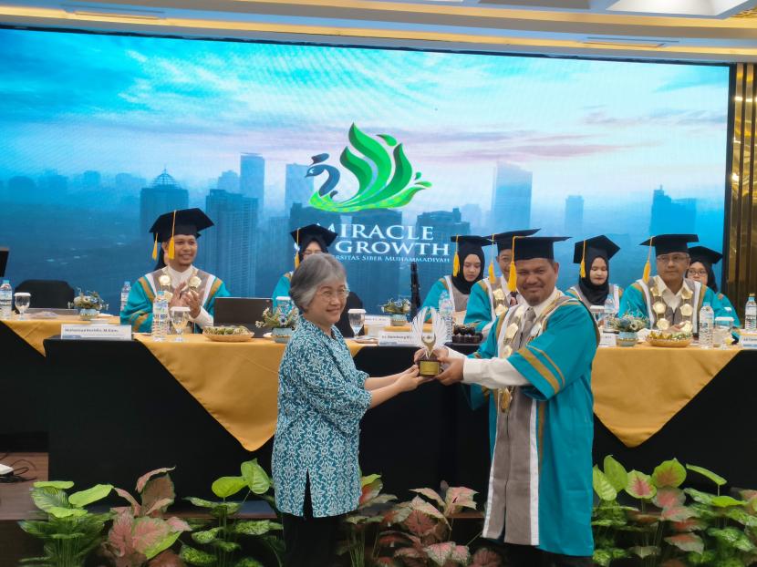 Rektor Universitas Siber Muhammadiyah, Prof Bambang Riyanta, memberi penghargaan pada kepada Prof Paulina Pannen sebagai Tokoh Transformasi Pendidikan Jarak Jauh di Indonesia, Senin (30/10/2023).