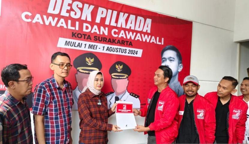 Rektor Universitas Surakarta, Astrid Widayani menyerahkan formulir kepada Antonius Yogo Prabowo di Solo, Jawa Tengah, Jumat (10/5/2024). 