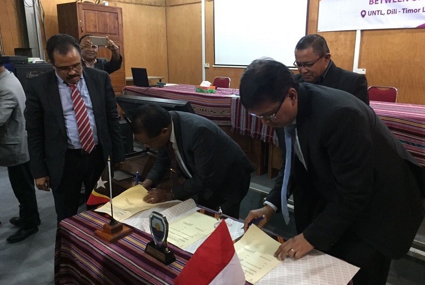 Rektor Universitas Syiah Kuala Prof Dr Ir Samsul Rizal MEng dan Rektor Universidade Nacional Timor Lorosa’ Timor Leste Prof Doutor Francisco Miguel Martins MMum menandatangani nota kesepahaman kerja sama di bidang mitigasi bencana dan pendidikan di Dili, Timor Leste, Senin (28/8).