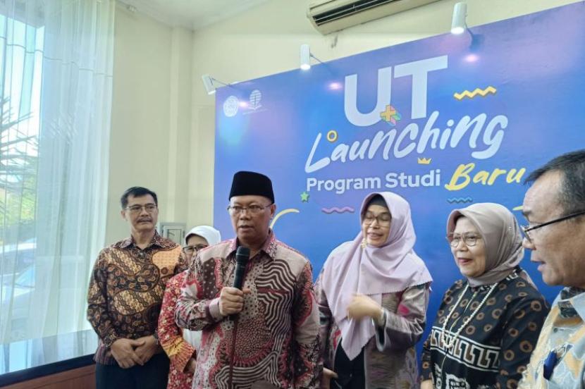 Rektor Universitas Terbuka (UT) Prof Ojat Darojat (tengah) dalam peluncuran program studi baru S1 PAI dan S2 PAUD di Tangerang, Selasa (16/1/2024). 