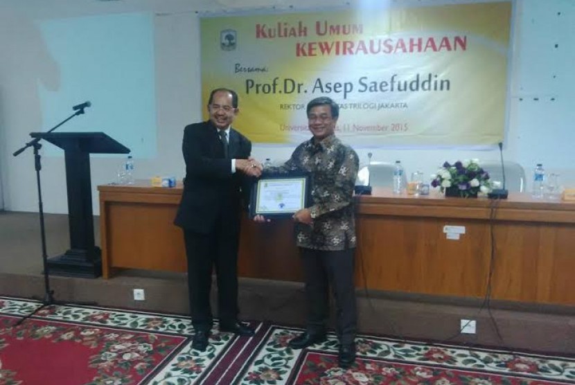 Rektor Universitas Trilogi Asep Saefuddin berbagi konsep teknopreneur di Universitas Andalas