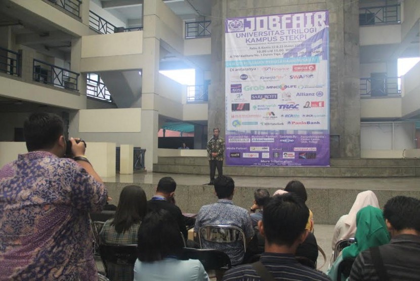 Rektor Universitas Trilogi Asep Saefuddin saat pembukaan Bursa Kerja Universitas Trilogi, Rabu (23/3).