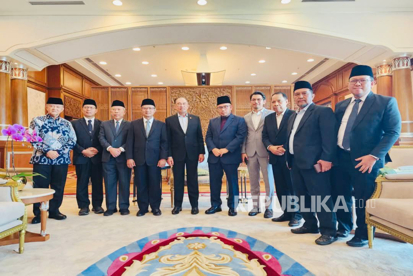 Rektor Universiti Muhammadiyah Malaysia (UMAM), Dr Saidul Amin, mendampingi Ketua Umum Pimpinan Pusat Muhammadiyah, Prof Haedar Nashir, dalam pertemuan dengan Perdana Menteri Malaysia, Anwar Ibrahim di Putrajaya, Malaysia, Senin (3/3/2025).