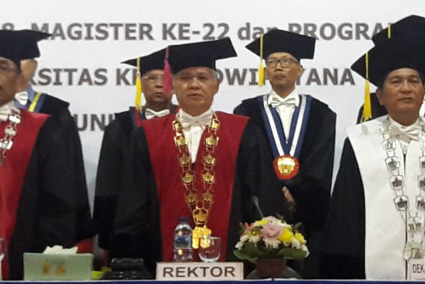 Rektor Unkris Abdullah Rivai saat Wisuda Sarjana ke 58 Unkris, Rabu (24/4).