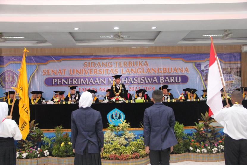 Rektor Unla Brigjen Pol (Purn) Dr H R AR Harry Anwar SH MH melantik perwakilan mahasiswa baru dalam acara Mapeling Unla, Rabu (13/9/2023) di Wisma Buana Unla, Jl. Karapitan No. 116 Kota Bandung.