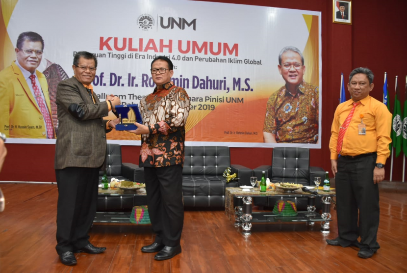 Rektor UNM, Prof Dr H Husain DSyam MTP (kiri) menyerahkan kenang-kenangan kepada Prof Rokhmin Dahuri.