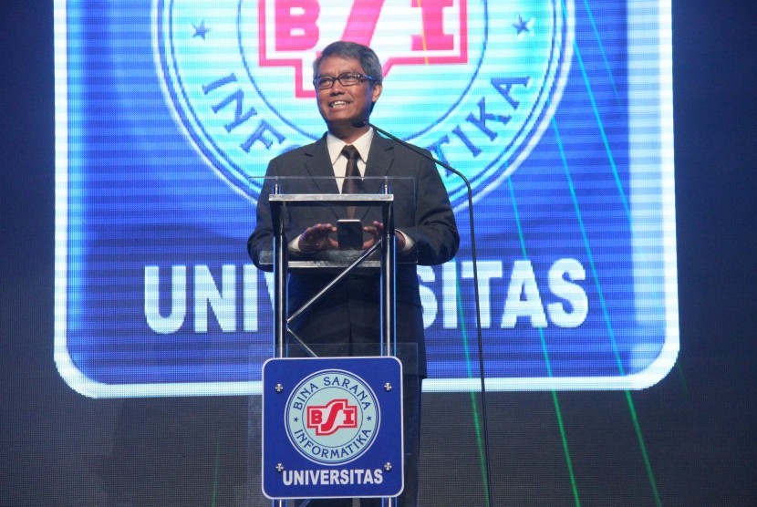 Rektor Unpad, Prof  Dr dr Med Tri Hanggono Ahmad, memberikan orasi di acara wisuda UBSI yang  ke-50.