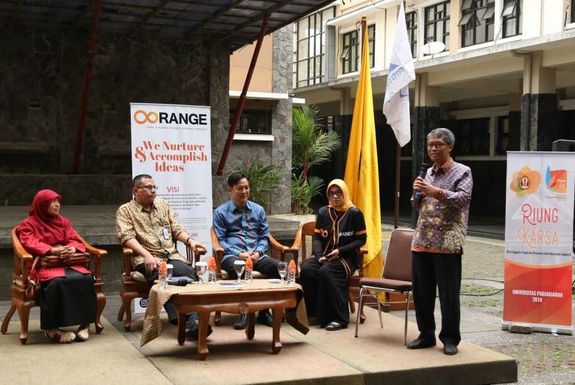 Rektor Unpad Prof Dr med Tri Hanggono Achmad (berdiri) tampil sebagai moderator dalam diskusi Riset Unggulan Unpad dan Kerjasama untuk Masyarakat Sejahtera (Riung Karsa) di Halaman Bale Rumawat, Kampus Unpad, Jalan Dipatiukur, Kota Bandung, belum lama ini. 